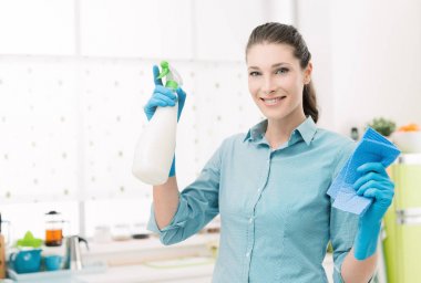 Ev hanımı sprey kullanıyor.