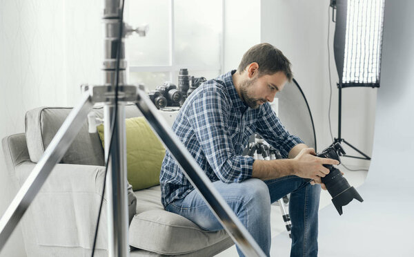 Фотограф, работающий в студии
