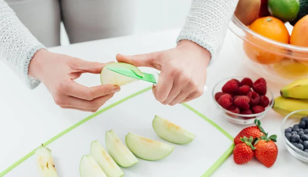 Woman preparing an apple — Stock Photo, Image