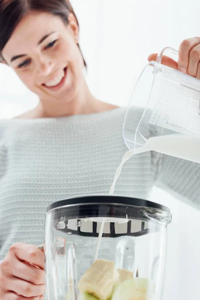 Mulher preparando smoothie com leite — Fotografia de Stock