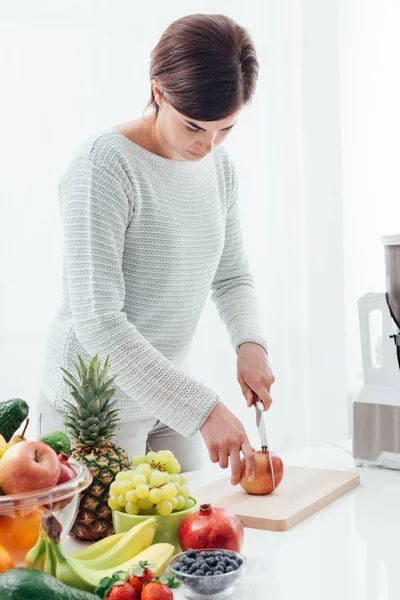 Frau bereitet Essen in der Küche zu — Stockfoto