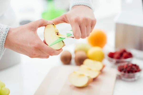 Vrouw snijden appels — Stockfoto