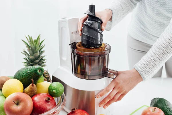 Mujer usando un extractor de jugo —  Fotos de Stock