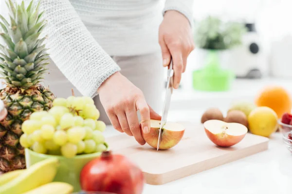 Woman cutting apples — Stock Photo, Image