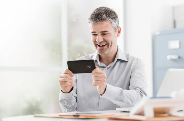 Lachende zakenman met behulp van een smartphone — Stockfoto