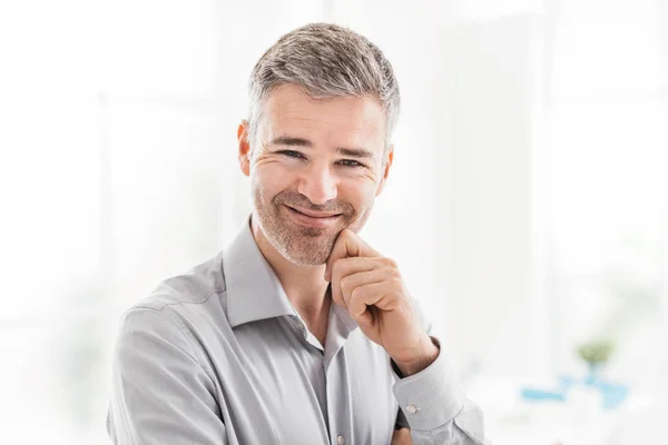 Zelfverzekerde Man poseren — Stockfoto