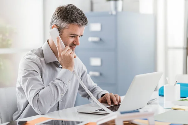 Empresário ao telefone — Fotografia de Stock