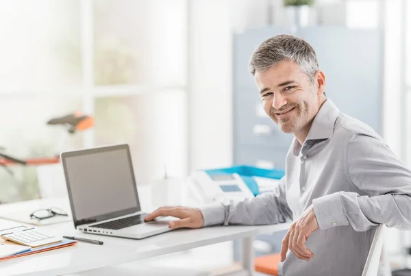 Hombre de negocios que trabaja en la oficina — Foto de Stock