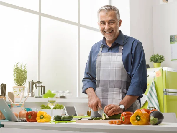 Hombre feliz cocinando en la cocina —  Fotos de Stock