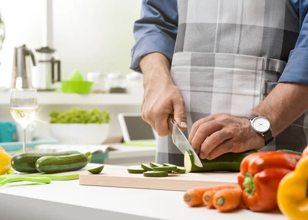 Man preparing lunch in the kitchen — Stock Photo, Image