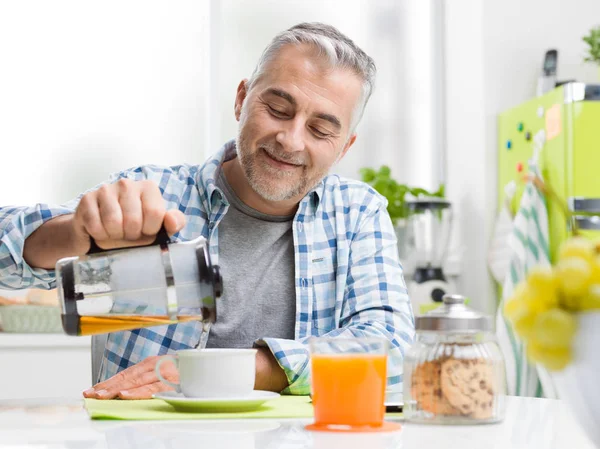 Mann frühstückt zu Hause — Stockfoto