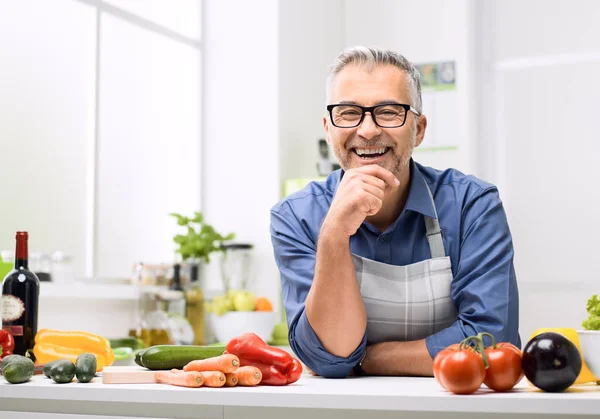 Усміхнений Чоловік Позує Кухні Він Готує Здорову Домашню Їжу Використовуючи — стокове фото