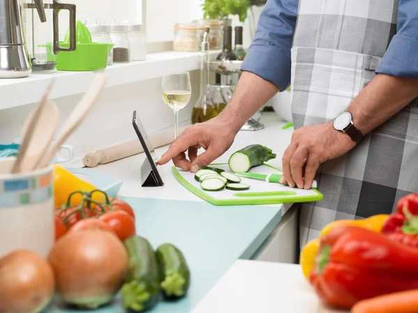 Hombre cocinar y aprender nuevas recetas —  Fotos de Stock