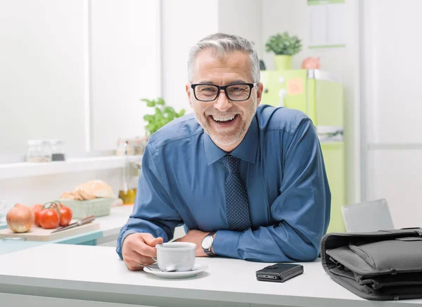 Empresário tomando café da manhã em casa — Fotografia de Stock