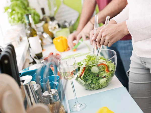 Pareja cocinando juntos en la cocina —  Fotos de Stock