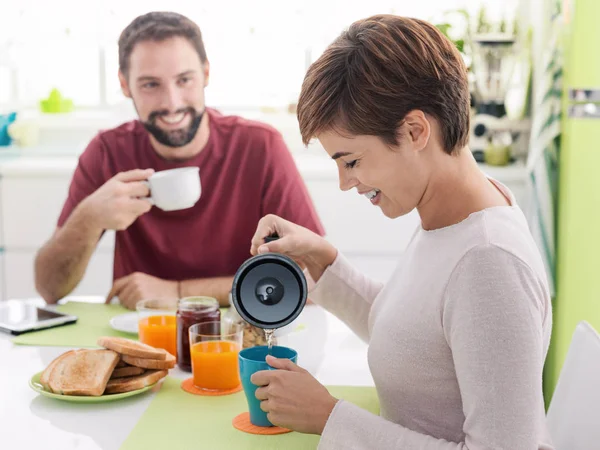 Joven pareja amorosa desayunando en casa —  Fotos de Stock