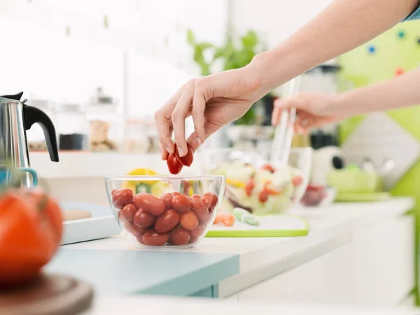 Mulher preparando uma salada fresca e saudável — Fotografia de Stock