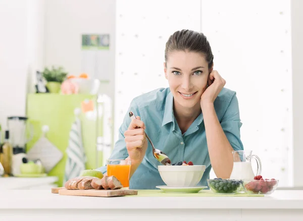 Mujer sonriente desayunando en casa —  Fotos de Stock