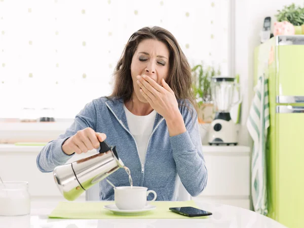 Müde Frau frühstückt zu Hause — Stockfoto