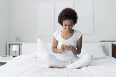 kadın manifatura onun smartphone ile