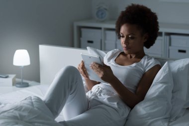 Genç kadın yatak odasında rahatlatıcı