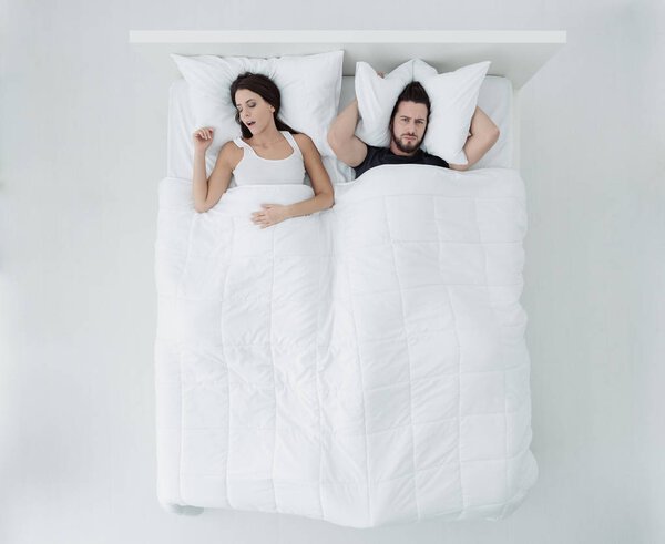 Спать с храпером
