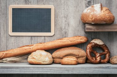 Bir raf üzerinde taze ekmek