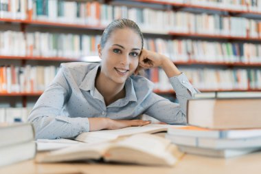 gülümseyen genç öğrenci