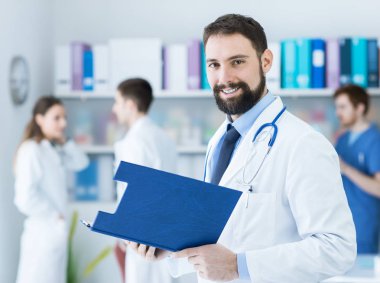 Kendine güvenen doktor ofisinde poz
