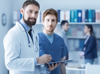 Tıbbi ekip bir hastanın test sonuçlarını denetleme