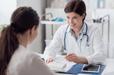 Doktor bir reçeteli ilaç vererek