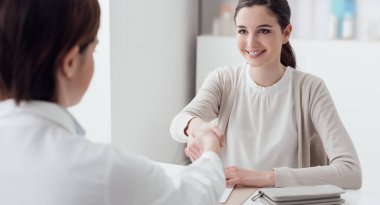 Doktor ve hasta el sıkışıyor