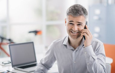 İş adamı telefonda.