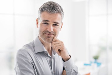 Kendine güvenen adam poz