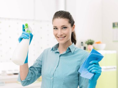 Ev hanımı sprey kullanıyor.