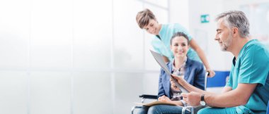 Doktorlar hastanın tıbbi kayıtlarını incelemekle