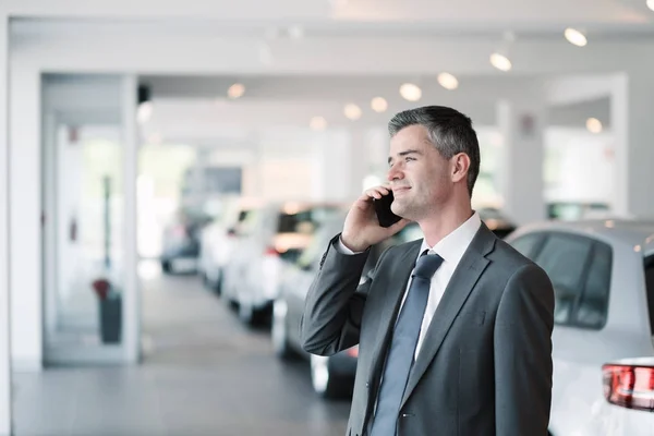 Empresário no showroom do carro — Fotografia de Stock