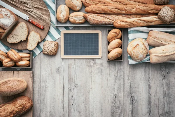 Pão fresco com quadro negro — Fotografia de Stock