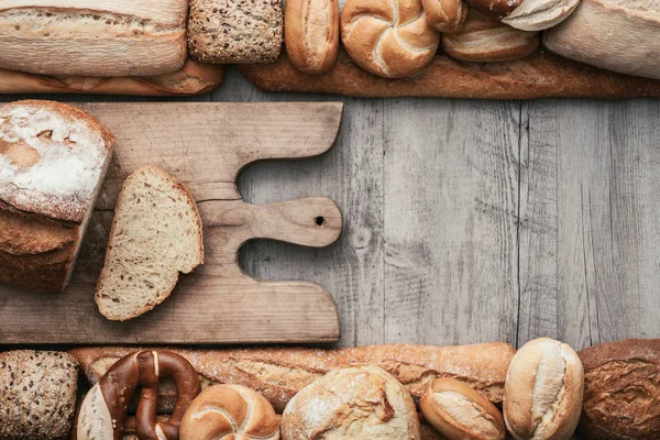 乡村台面的面包 — 图库照片