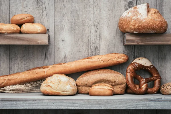 Pão fresco em uma prateleira — Fotografia de Stock