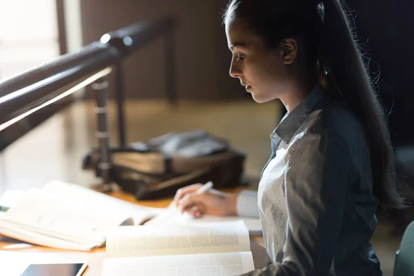 Vrouw laat in de nacht studeren — Stockfoto