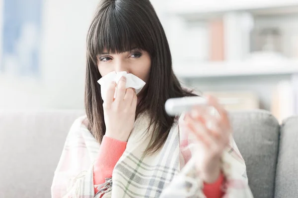 Mulher com gripe — Fotografia de Stock
