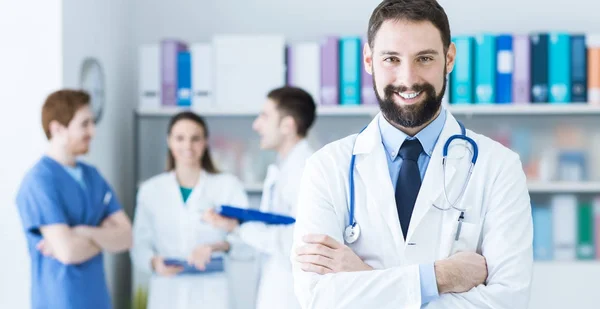 Säker läkare poserar på kontoret — Stockfoto