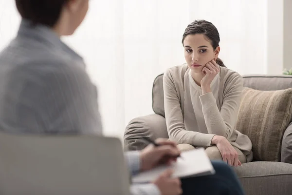 Psychologist listening to her patient — Stock Photo, Image