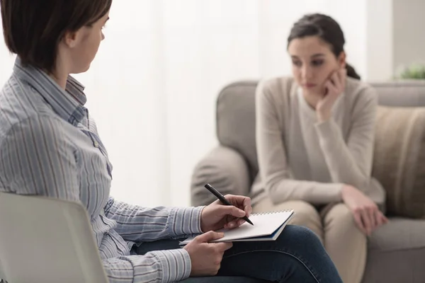 Psychologin hört ihrem Patienten zu — Stockfoto