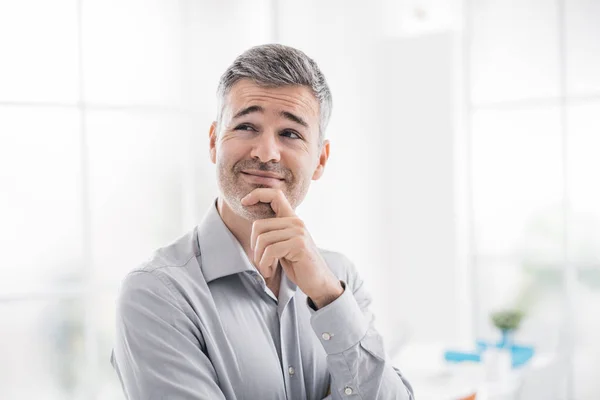 Hombre confiado posando — Foto de Stock