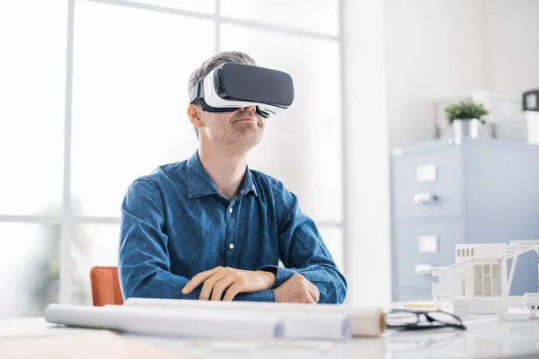 Professionele architect dragen Vr headset — Stockfoto