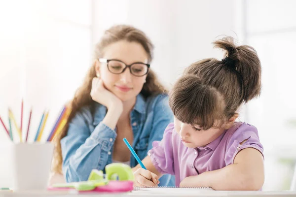 Professor e menina desenho na escola — Fotografia de Stock