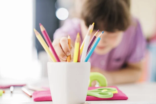 Girl drawing with colored pencils — Stock Photo, Image