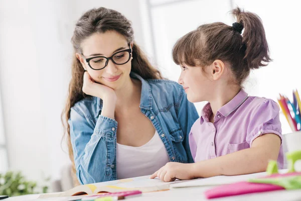 Anne ve çocuk birlikte ödev